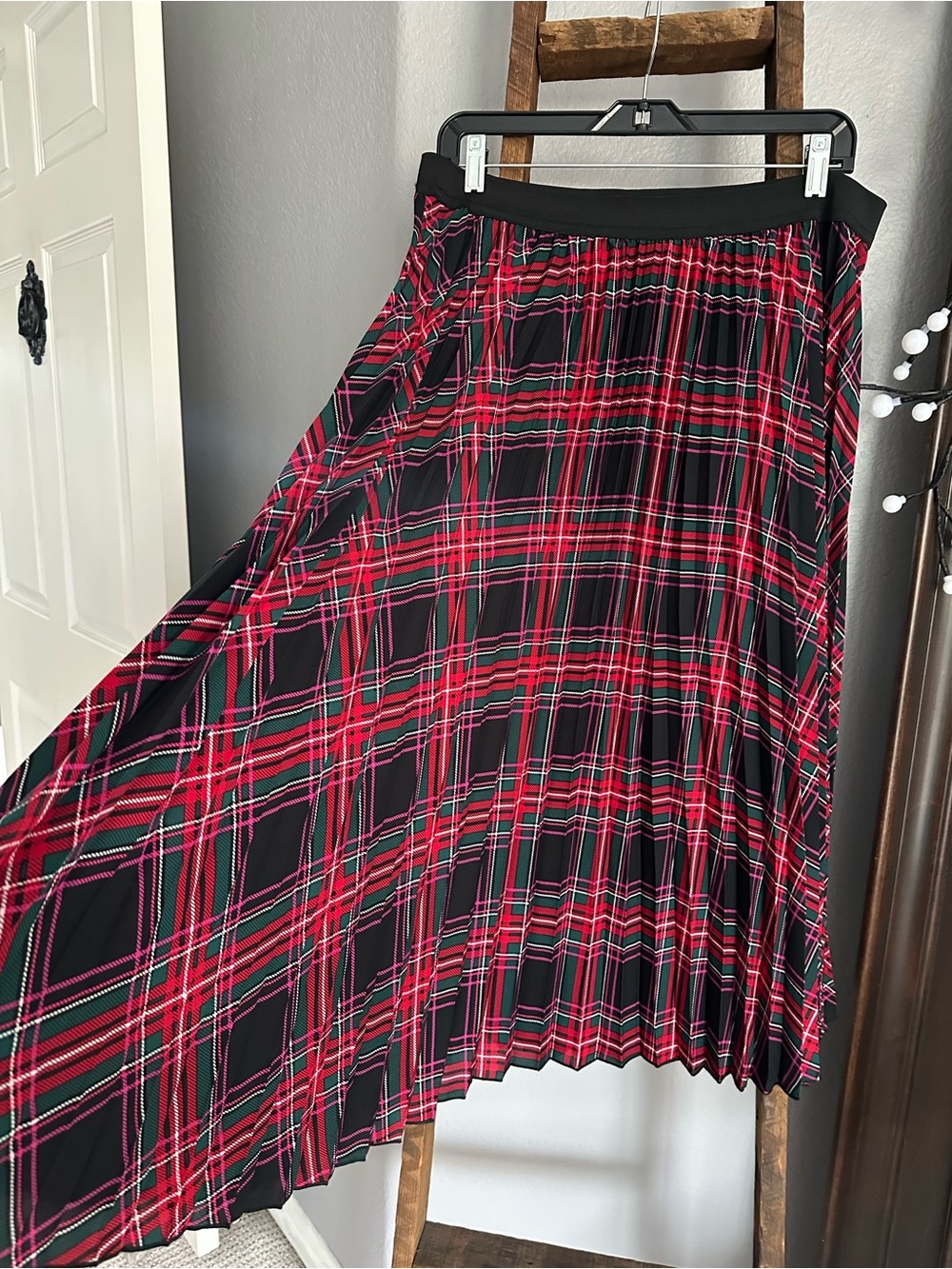 Riley & Rae Black and Red Plaid Pleated Midi Skirt, size large